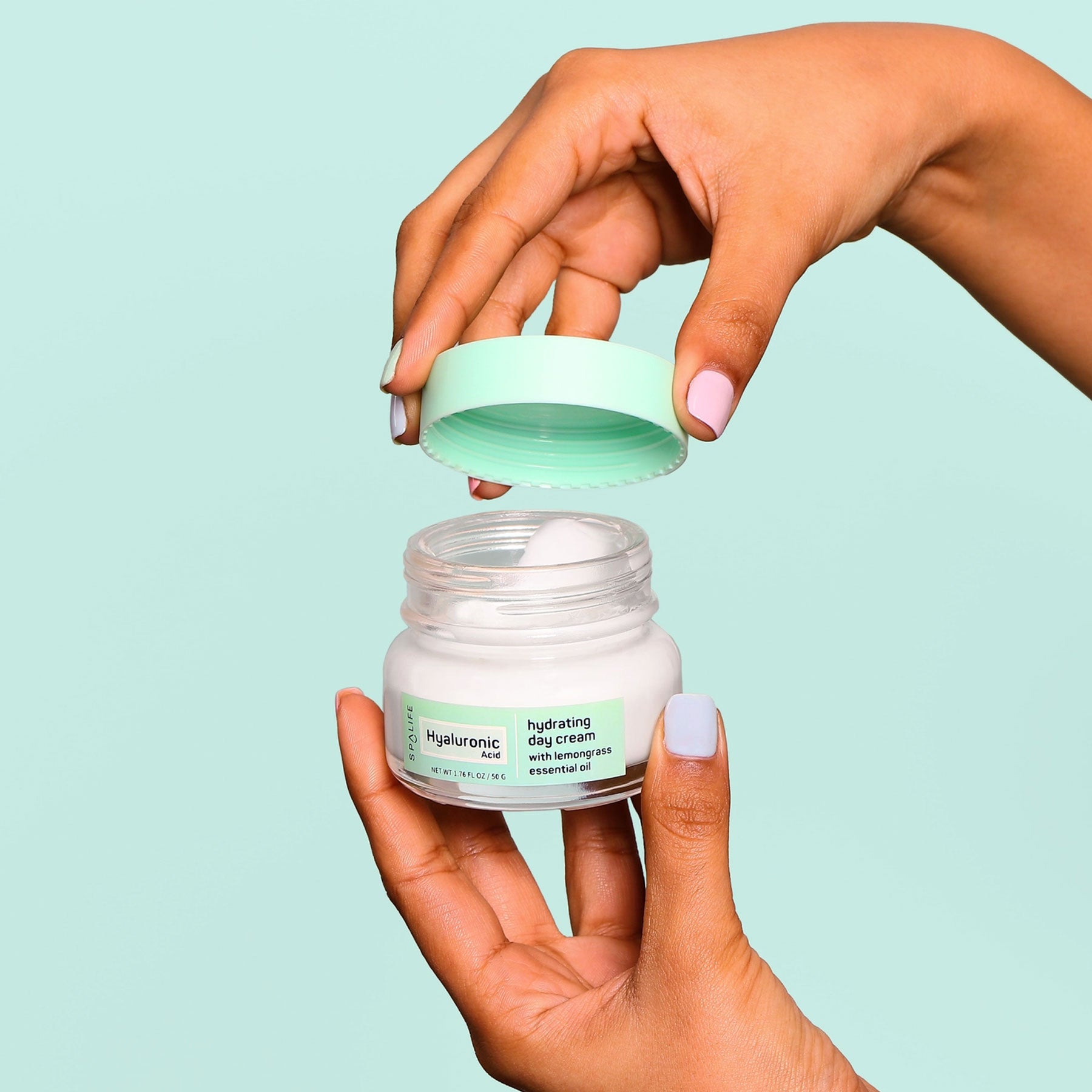 Cremă de zi hidratantă cu acid hialuronic și ulei esențial de lemongrass