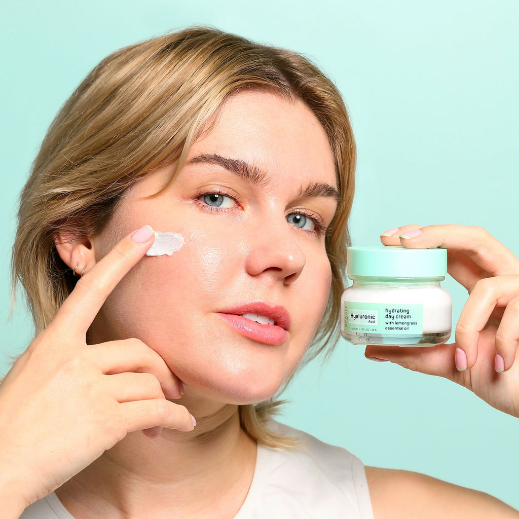 Cremă de zi hidratantă cu acid hialuronic și ulei esențial de lemongrass