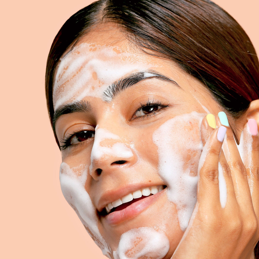 Gel spumant de curățare facială iluminator Daily Glow